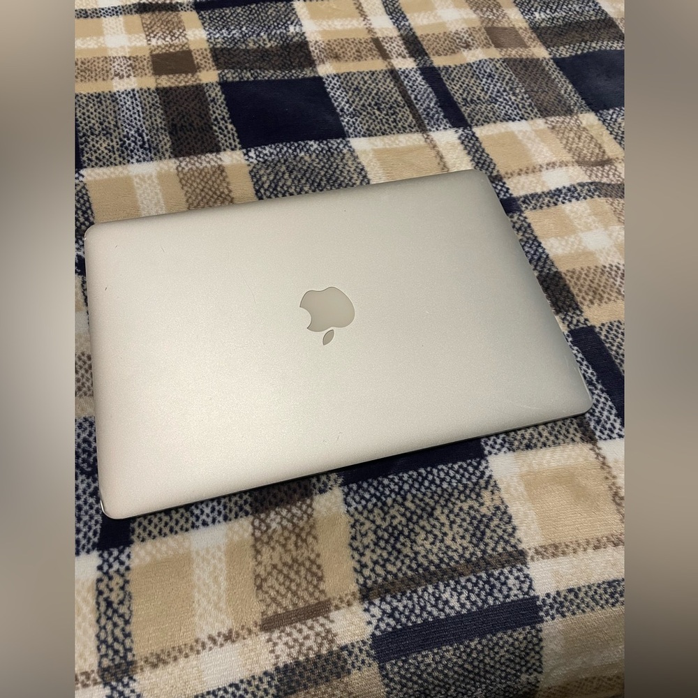 MacBook Air DOES NOT WORK. With charger.